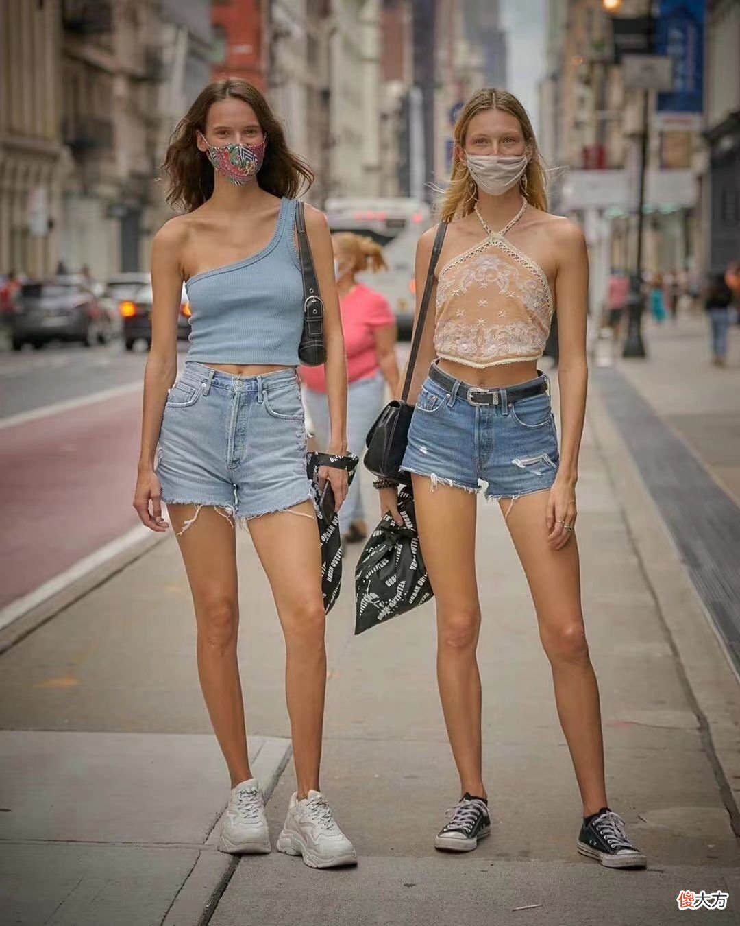 【时尚一点】美国女孩的穿搭又赢了，虽然服装很简单，但靠身材颜值也“稳赢”