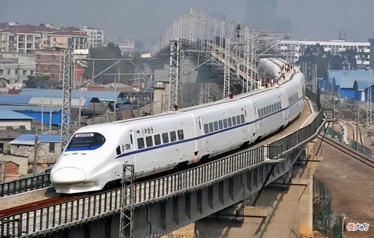 无锡海市蜃楼出现“空中列车”，空中一辆火车在飞驰，实景并不远