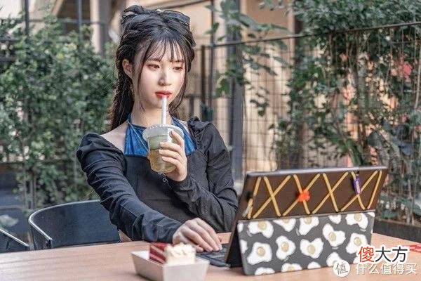 【就爱时尚】最潮最酷的学习办公影音利器是什么样子？华硕无畏二合一Philip Colbert艺术家联名款图赏