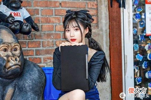 【就爱时尚】最潮最酷的学习办公影音利器是什么样子？华硕无畏二合一Philip Colbert艺术家联名款图赏