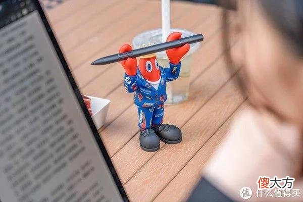 【就爱时尚】最潮最酷的学习办公影音利器是什么样子？华硕无畏二合一Philip Colbert艺术家联名款图赏