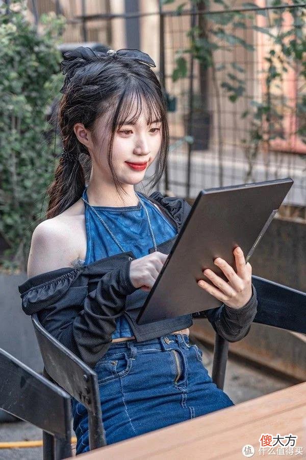 【就爱时尚】最潮最酷的学习办公影音利器是什么样子？华硕无畏二合一Philip Colbert艺术家联名款图赏