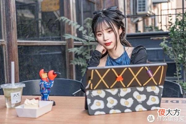 【就爱时尚】最潮最酷的学习办公影音利器是什么样子？华硕无畏二合一Philip Colbert艺术家联名款图赏