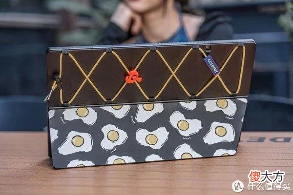 【就爱时尚】最潮最酷的学习办公影音利器是什么样子？华硕无畏二合一Philip Colbert艺术家联名款图赏