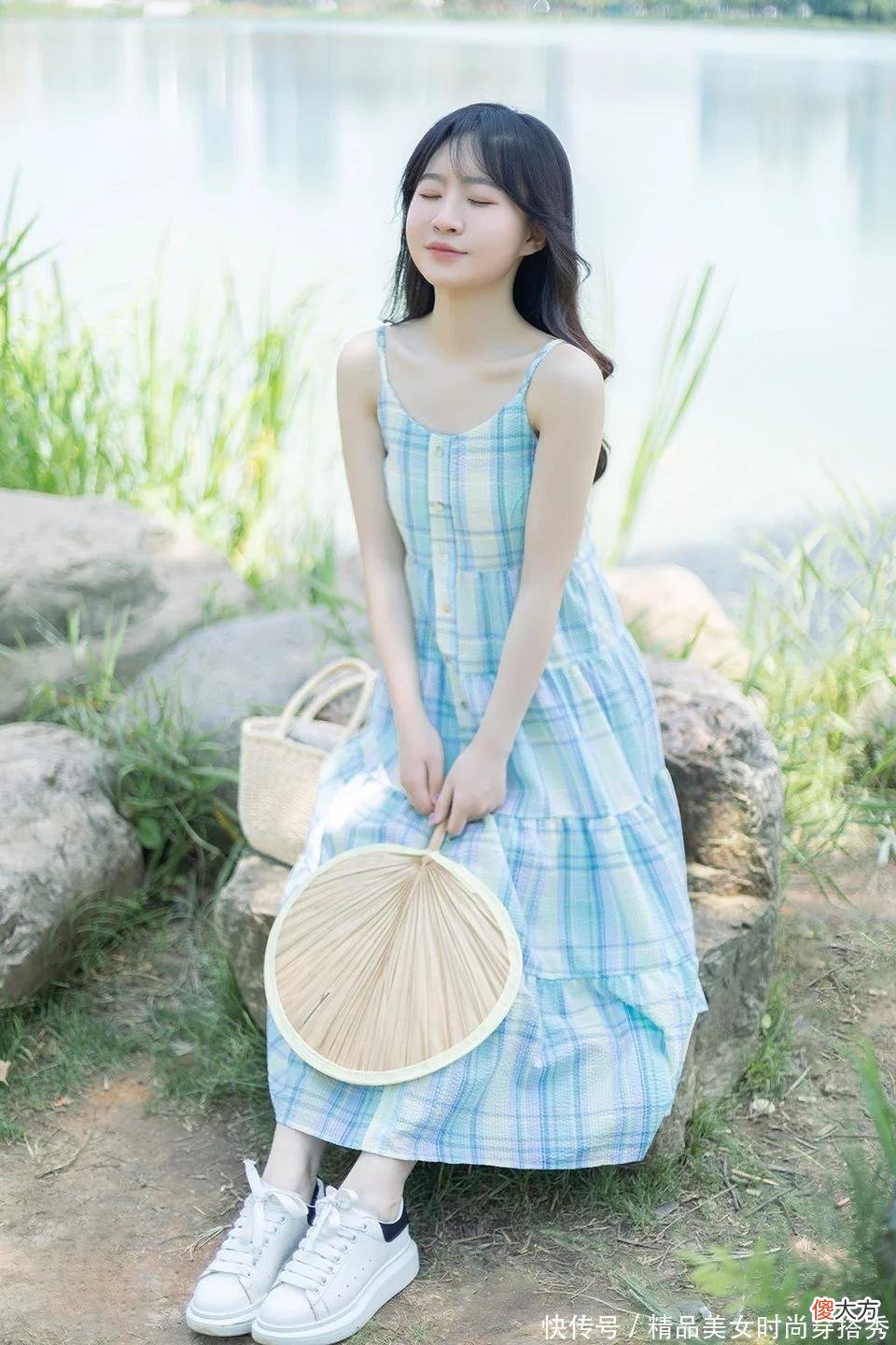 【时尚一点】夏日里穿着格子的吊带连衣裙满满地减龄感活力十足