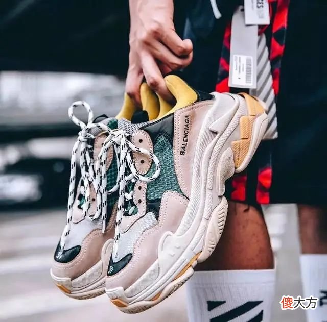 【时尚一点】Balenciaga“烂”大街了！