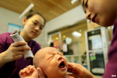 要不要给新生儿洗胎脂、剃胎毛？别纠结，正确护理方法教给你