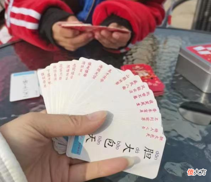 爸爸每天带孩子“玩牌”，娃学习成绩见长，方法简单可复制