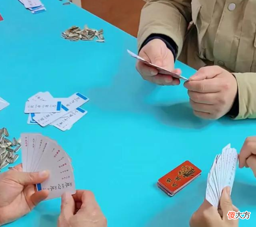 爸爸每天带孩子“玩牌”，娃学习成绩见长，方法简单可复制
