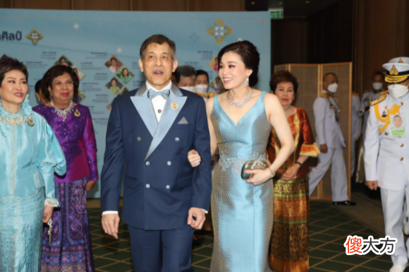 【就爱时尚】泰王夫妇携手晚礼服亮相，苏堤达美艳无双，让后宫女眷都失色了