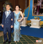 【就爱时尚】泰王夫妇携手晚礼服亮相，苏堤达美艳无双，让后宫女眷都失色了