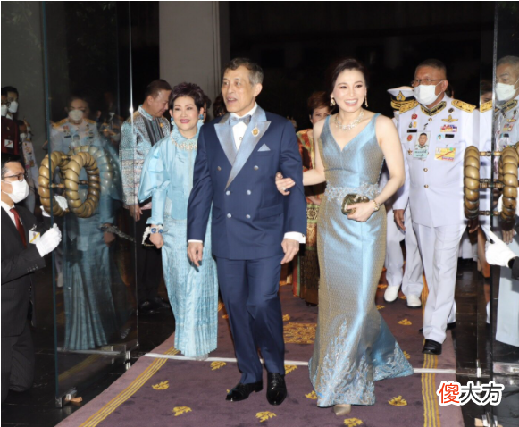【就爱时尚】泰王夫妇携手晚礼服亮相，苏堤达美艳无双，让后宫女眷都失色了
