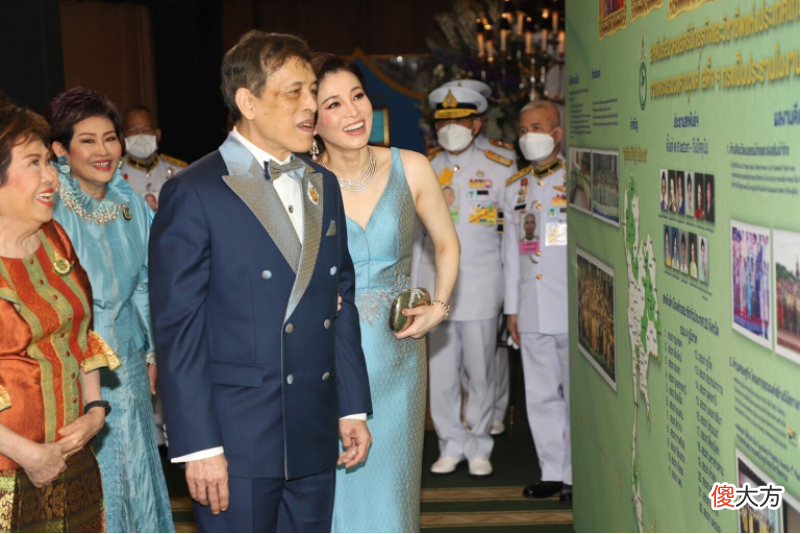 【就爱时尚】泰王夫妇携手晚礼服亮相，苏堤达美艳无双，让后宫女眷都失色了