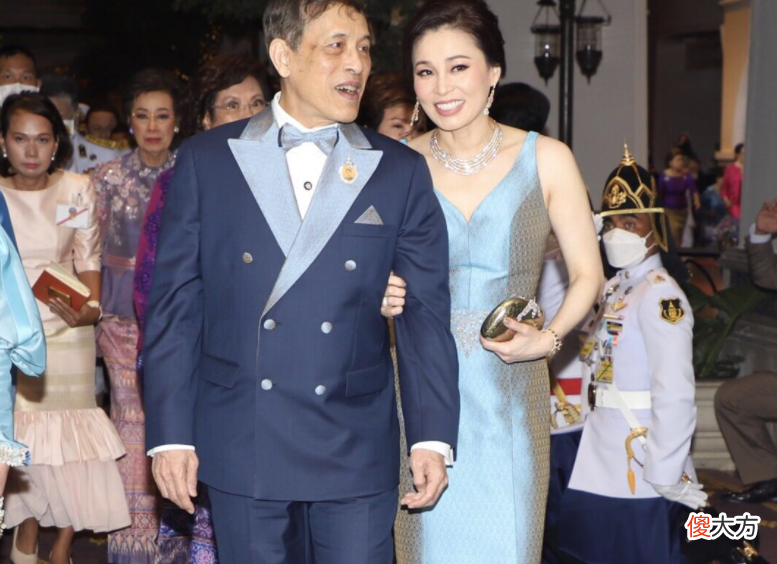 【就爱时尚】泰王夫妇携手晚礼服亮相，苏堤达美艳无双，让后宫女眷都失色了