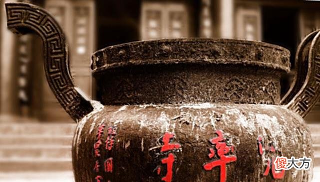 【历史故事】这座佛寺修缮的时候，发现一尊“太监”瓷像，专家说：它可是宝贝