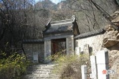 【历史故事】这座佛寺修缮的时候，发现一尊“太监”瓷像，专家说：它可是宝贝