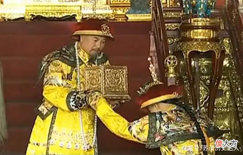 【历史故事】乾隆禅位后，带新帝祭拜九岁孩童，作为皇帝，嘉庆为何行跪拜大礼