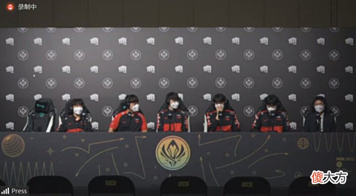 【游戏世界】小吕布喷垃圾话被Faker制止!T1采访:打RNG最多3-1
