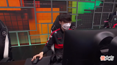 【游戏世界】“他一动不动不会想重赛吧？”Doinb调侃faker：比我都菜没脸吃饭