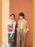 【就爱时尚】建议中老年女人：夏天多穿这4种“亮丽色”，高级显白，优雅减龄