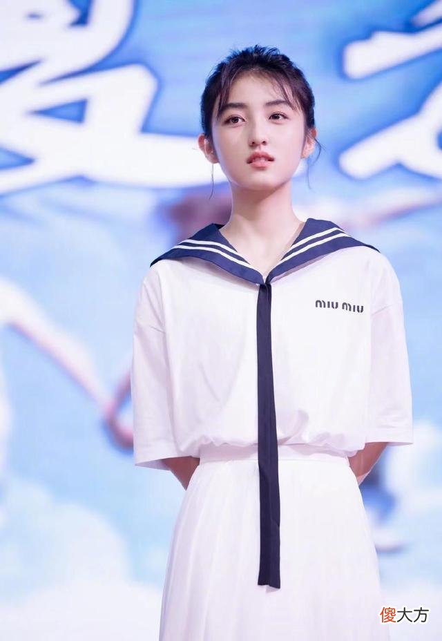【时尚一点】杨超越、虞书欣、张子枫的水手服怎么穿才能显嫩？