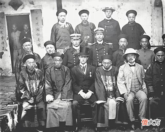 【爱历史】晚清老照片:洋人妻女被百姓当街斩杀,乡村男子围观悲伤痛哭!