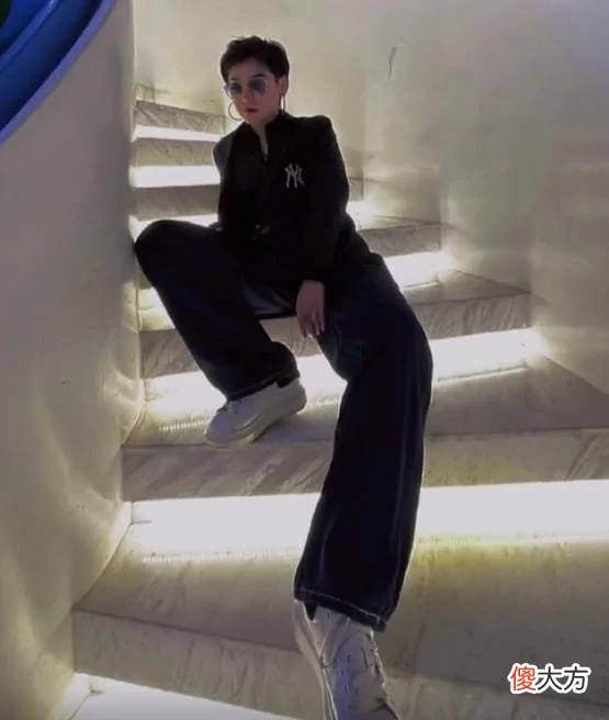 【就爱时尚】还记得4年前走红的“黑婚纱新娘”？婚后女王范十足，男生发福