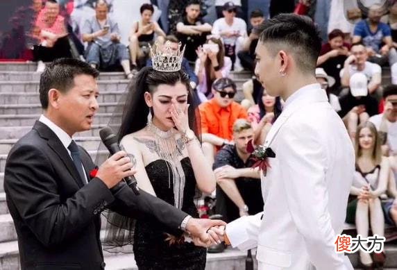 【就爱时尚】还记得4年前走红的“黑婚纱新娘”？婚后女王范十足，男生发福