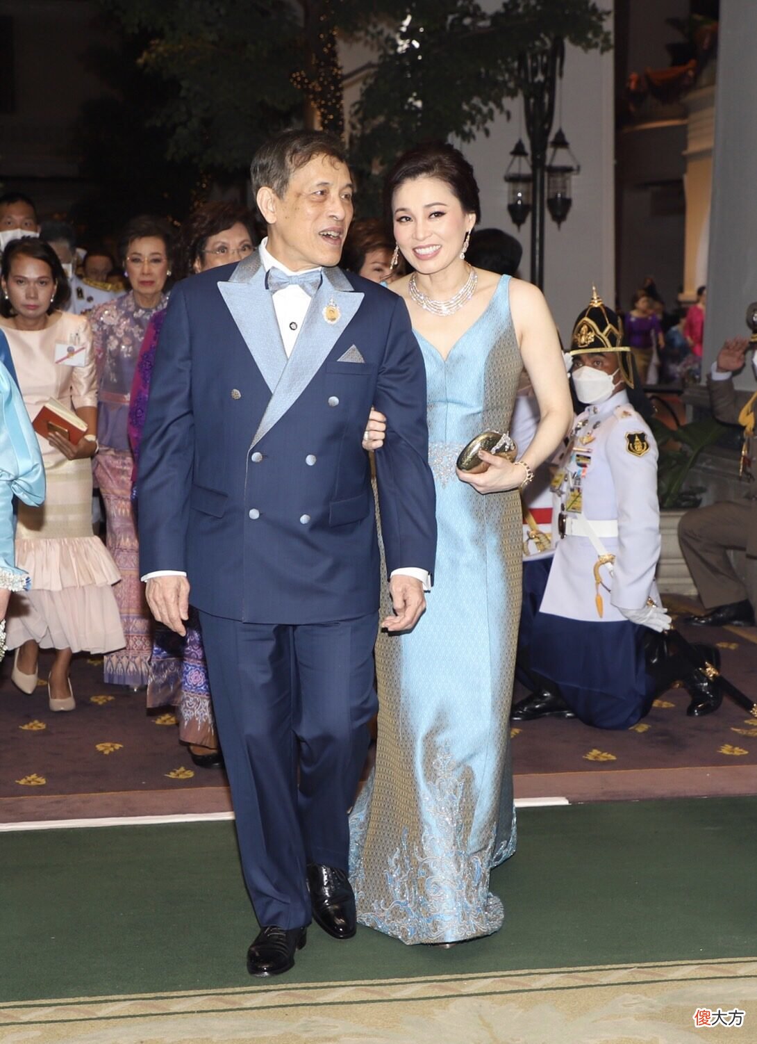 【就爱时尚】苏提达大出风头！罕见穿吊带晚礼服，手挽玛哈笑得欢，人生赢家
