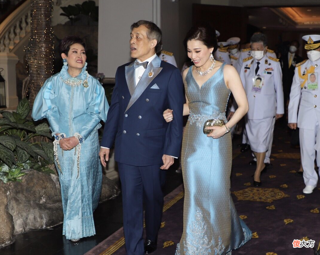 【就爱时尚】苏提达大出风头！罕见穿吊带晚礼服，手挽玛哈笑得欢，人生赢家