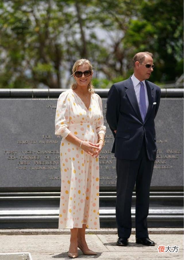 【就爱时尚】伯爵夫人出席活动，一袭白色连衣裙，尽显皇室气质