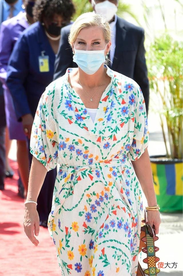 【就爱时尚】伯爵夫人出席活动，一袭白色连衣裙，尽显皇室气质