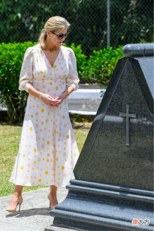 【就爱时尚】伯爵夫人出席活动，一袭白色连衣裙，尽显皇室气质