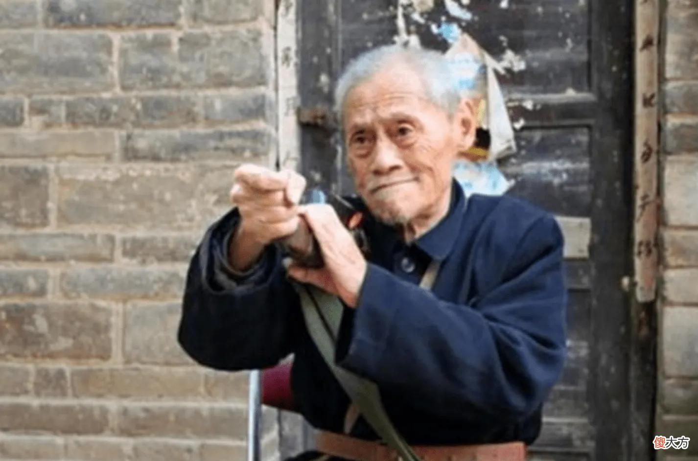 【历史故事】老兵缴获一把刀，有人出20万赎回，可见二战日军大佐军刀有多宝贵