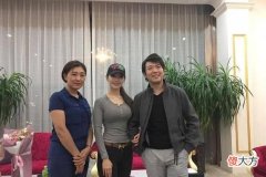 【时尚一点】郎朗娇妻节约持家，天天穿这件廉价针织衫秀沙漏身材不腻吗？