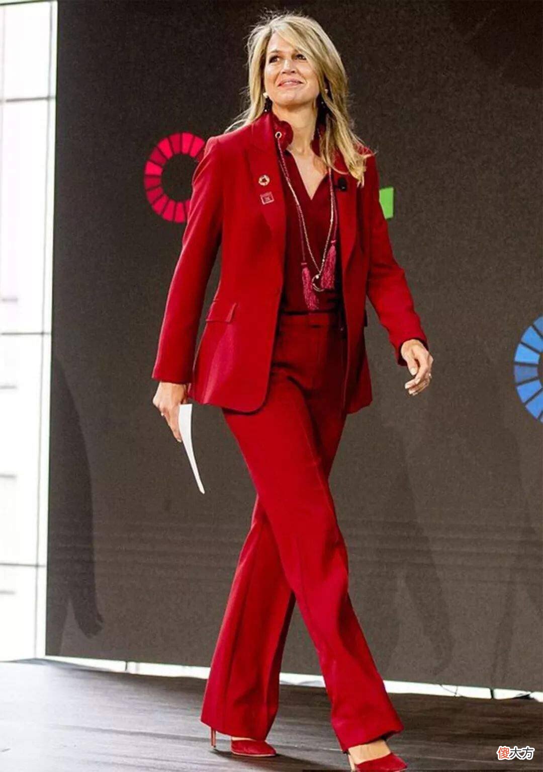 【就爱时尚】骨架大的女人要学会利用服装进行修饰
