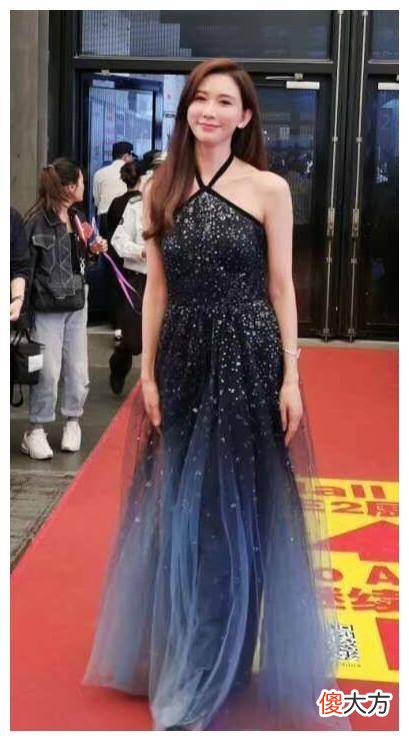 【就爱时尚】林志玲穿紧身裙洁身自好，短裙太饱满