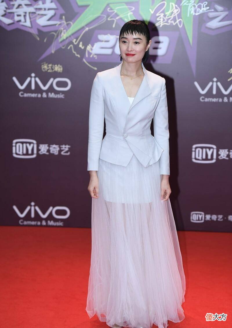 【时尚一点】女明星最爱的一字肩礼服是什么样子的？
