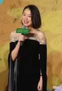 【时尚一点】女明星最爱的一字肩礼服是什么样子的？