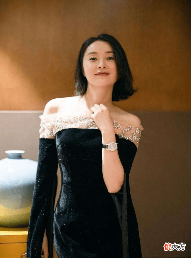【时尚一点】女明星最爱的一字肩礼服是什么样子的？