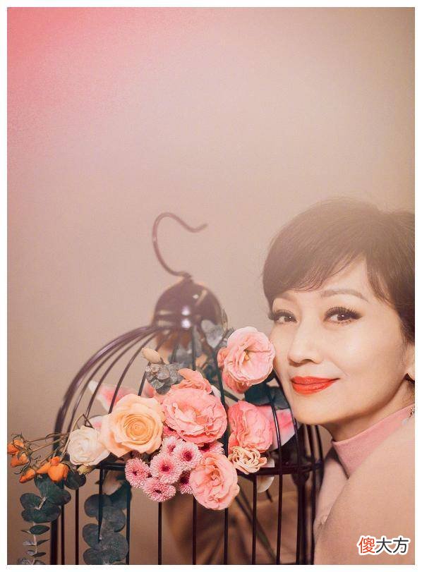 【时尚一点】赵雅芝穿呢绒长大衣，手拿篮子和花束，在朦胧的气氛中尽显优雅