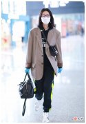 【就爱时尚】刘雯真懂时尚，宽宽的肩膀，西边搭配帽子和卫衣