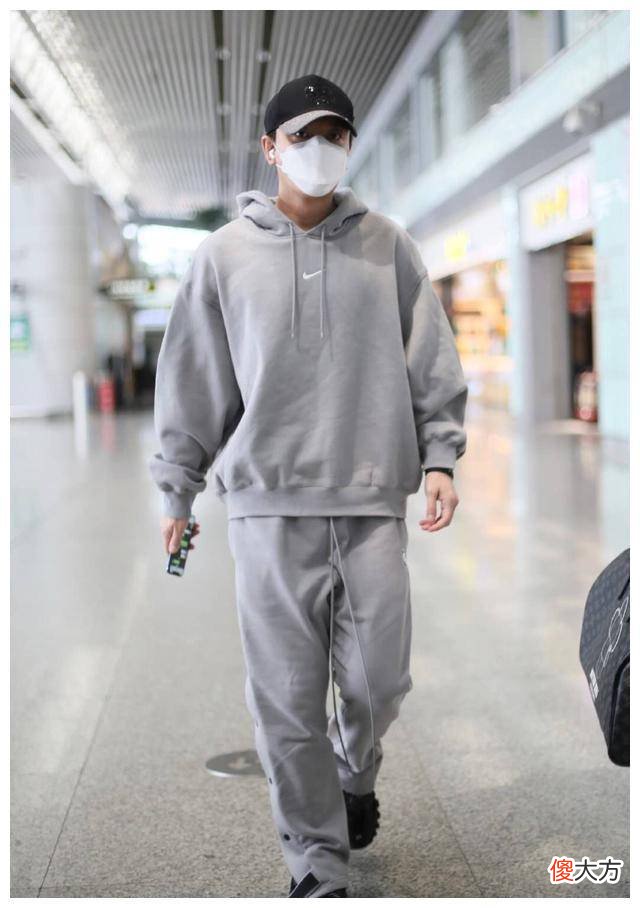 【时尚一点】李小璐和贾乃亮的穿衣风格有什么不同？