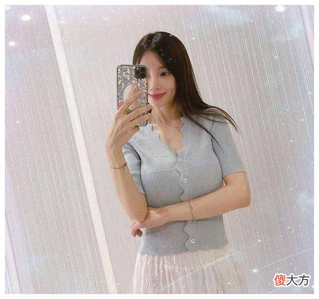 【时尚一点】李小璐和贾乃亮的穿衣风格有什么不同？