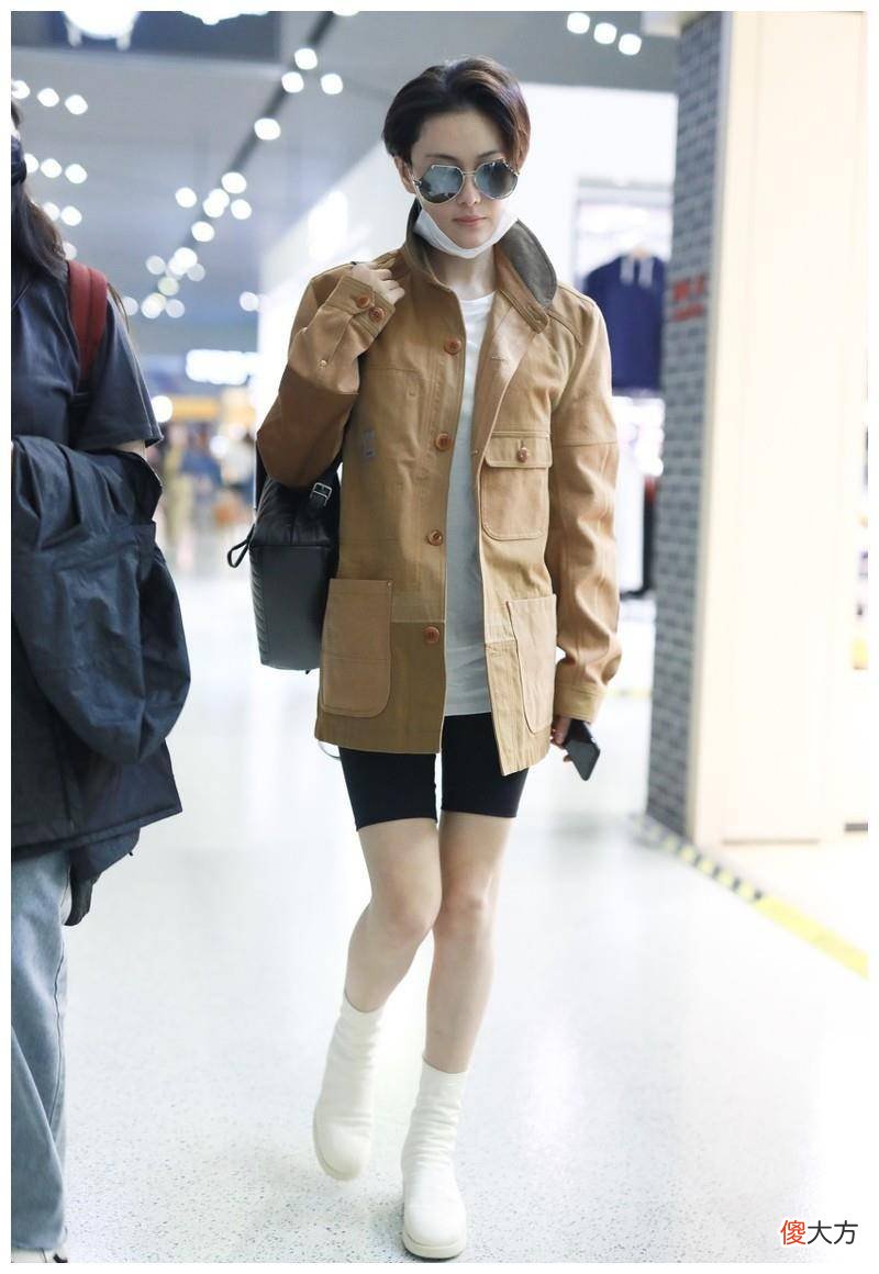 【就爱时尚】张馨予身穿黑色连体服，黑色连体服很常见，但这种裤衩风格很少