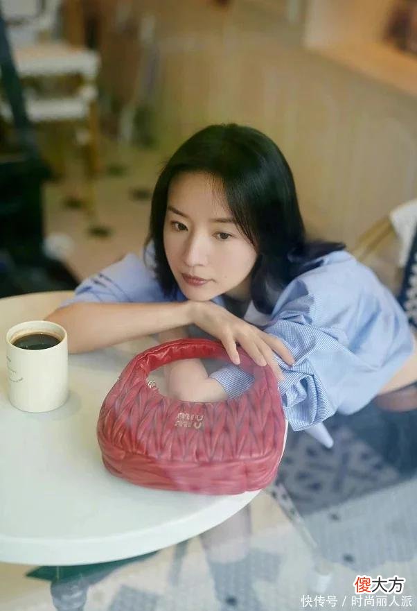 【就爱时尚】42岁董洁颜值迎来第二春！穿女团风比众小花美，挎2万包包显贵气