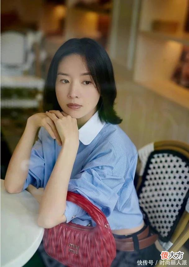 【就爱时尚】42岁董洁颜值迎来第二春！穿女团风比众小花美，挎2万包包显贵气