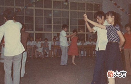 【历史故事】怀旧老照片:上世纪80年代中国人的夜生活