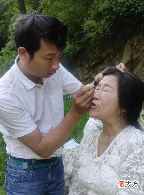 【时尚一点】杨槠策为余秀华化妆，手法娴熟小余很满意，网友：给几个人化过？