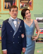 【就爱时尚】苏提达盛装去听音乐会，刘海烫个卷儿时髦又洋气，气质堪比女明星